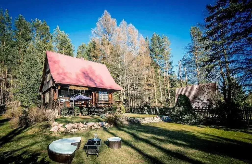 Drewniany dom w lesie na wynajem w Supraślu z jacuzzi ogrodowym
