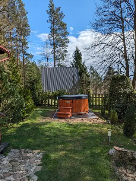 Bania w ogrodzie — SPA na odludziu, domek z jacuzzi Podlasie