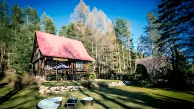 Panorama domu i ogrodu — dom na wyłączność w lesie