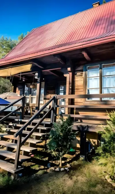 Drewniany dom i schody — leśny domek do wynajęcia na Podlasiu