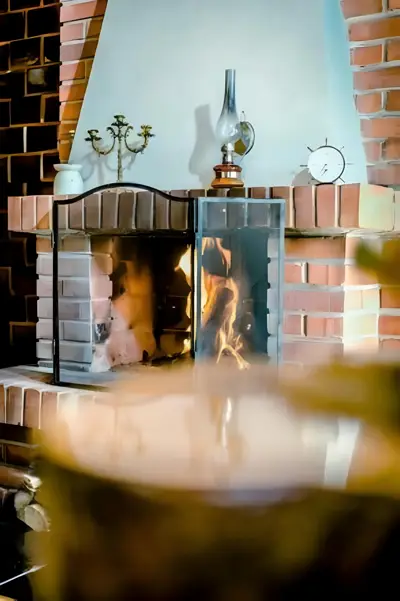Rozpalony kominek — klimatyczny domek w lesie na weekend