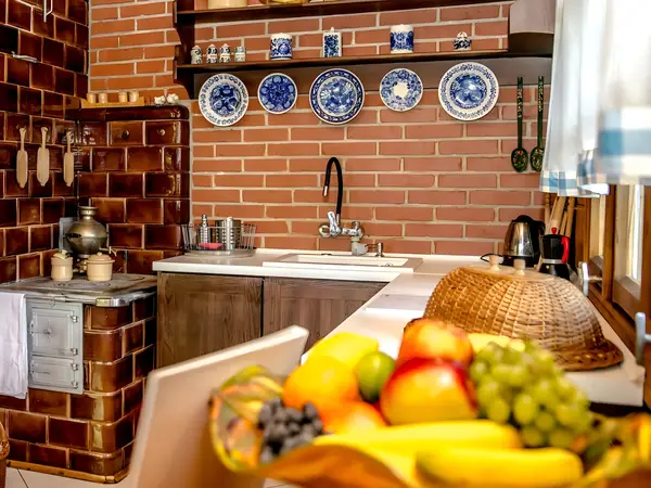 In The Woods Supraśl — kuchnia z piecem kaflowym