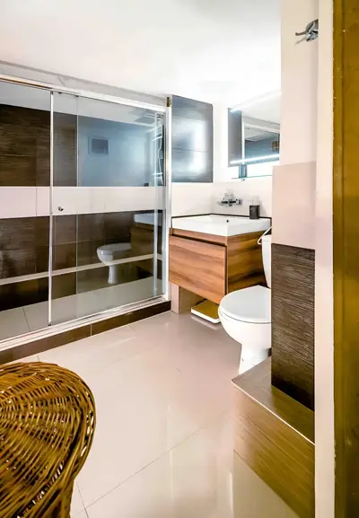 In The Woods Supraśl — nowoczesna łazienka z prysznicem