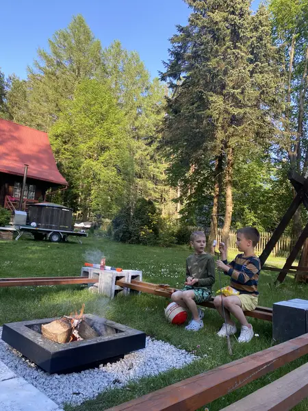 In The Woods Supraśl — dzieci przy ognisku w ogrodzie