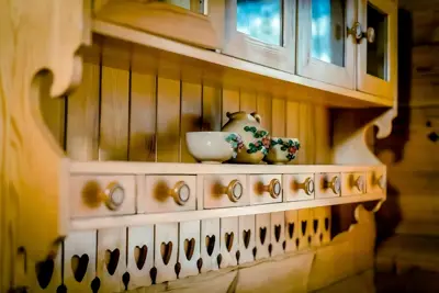 Drewniana półka z ceramiką — dom z bali na wyłączność