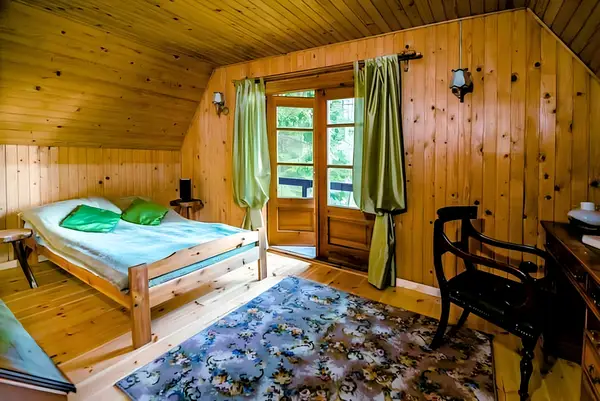 Sypialnia na piętrze — domek w lesie dla 2 osób z jacuzzi