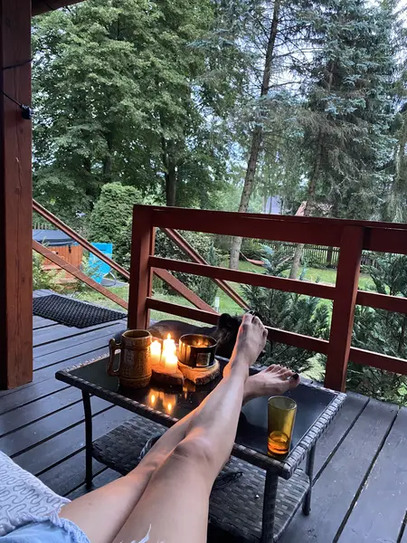 Odpoczynek w lesie weekend — relaks na tarasie leśnego domku w Supraślu