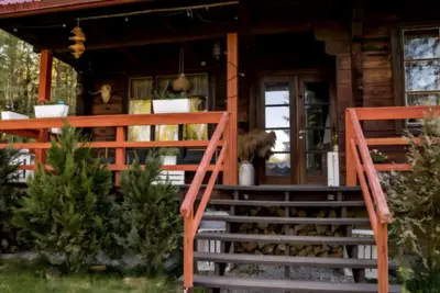 Wejście na taras — dom z bali na wyłączność Puszcza Knyszyńska