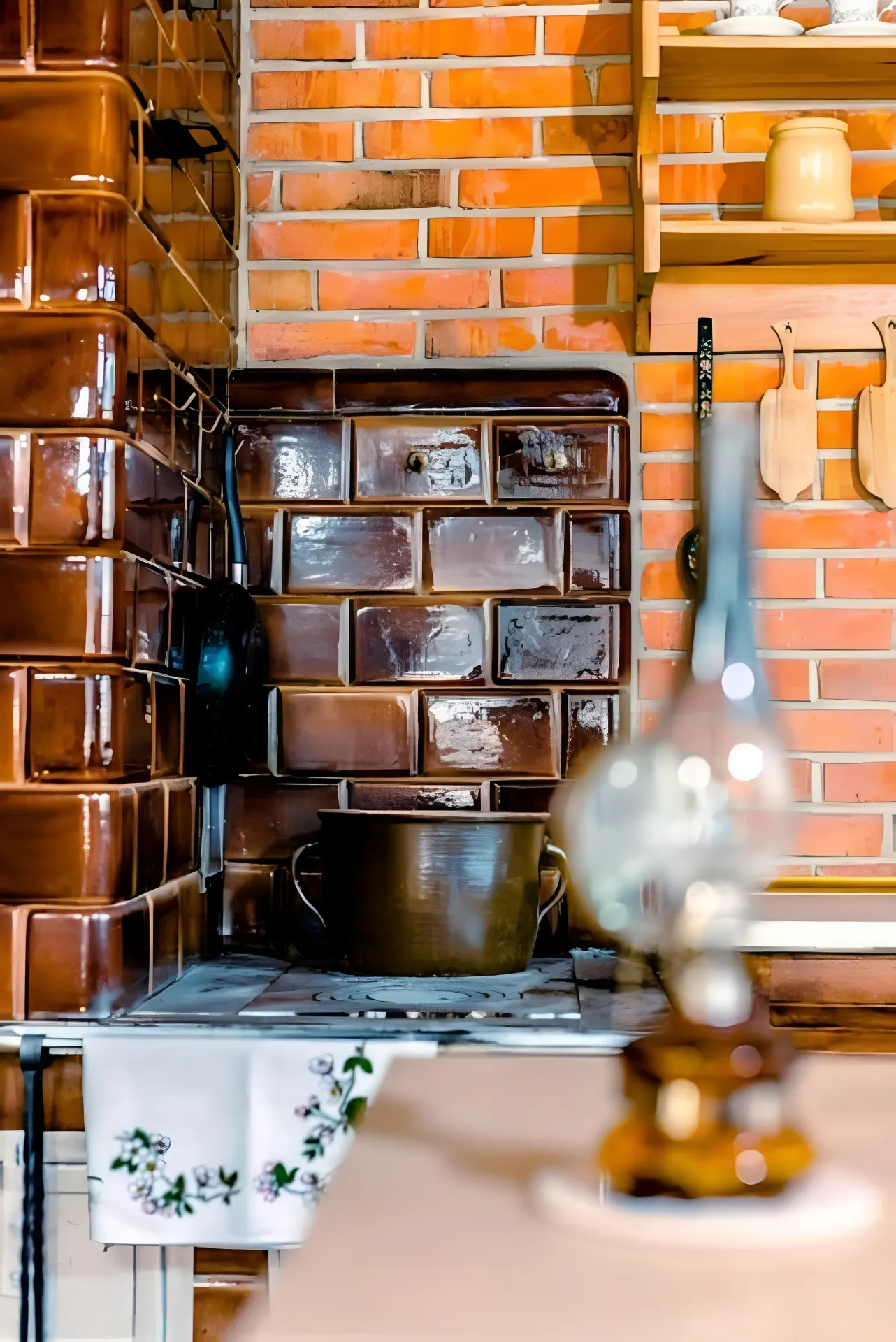 Kaflowy piec kuchenny — chata w Puszczy